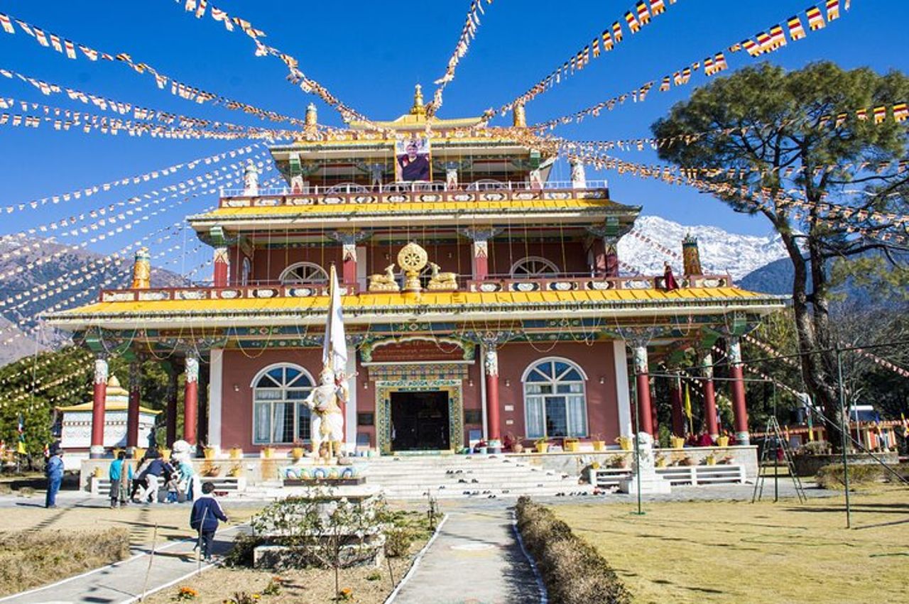 Visita guidata a Palampur-Monasteri, Tempio e Giardini del Tè