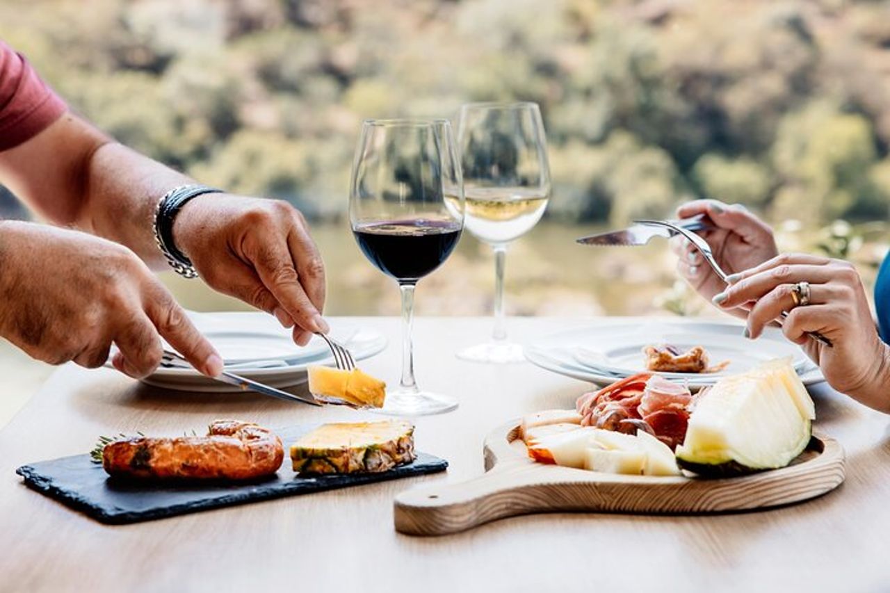 Porto - Valle del Douro : Barca, Treno, Degustazione di Vini e Pranzo Incluso — 3