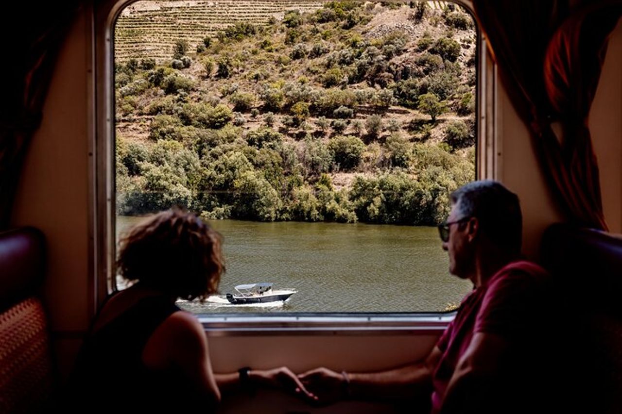 Porto - Valle del Douro : Barca, Treno, Degustazione di Vini e Pranzo Incluso — 4