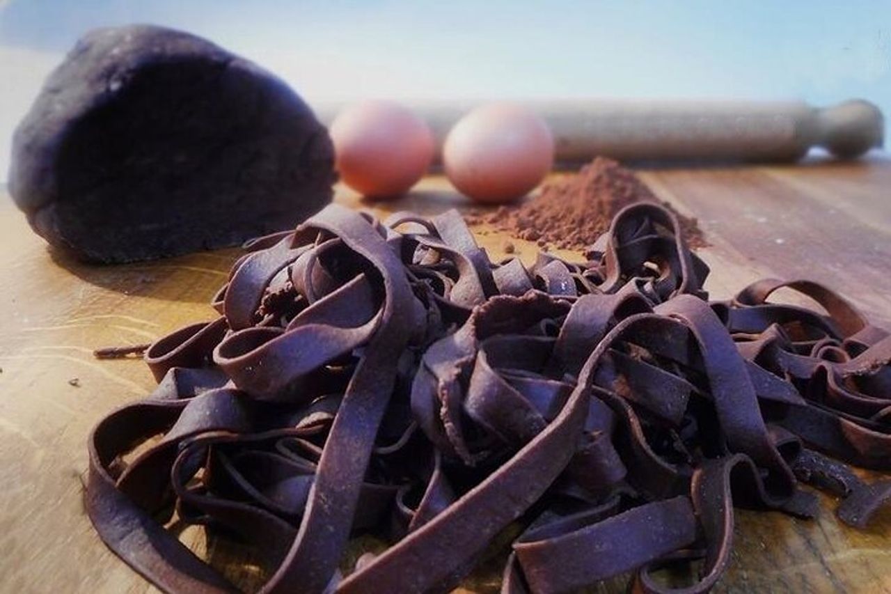 Corso di cucina di tagliatelle e ravioli di pasta colorata vicino Arezzo — 8