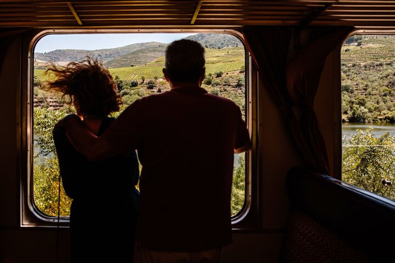 Porto - Valle del Douro : Barca, Treno, Degustazione di Vini e Pranzo Incluso — 8
