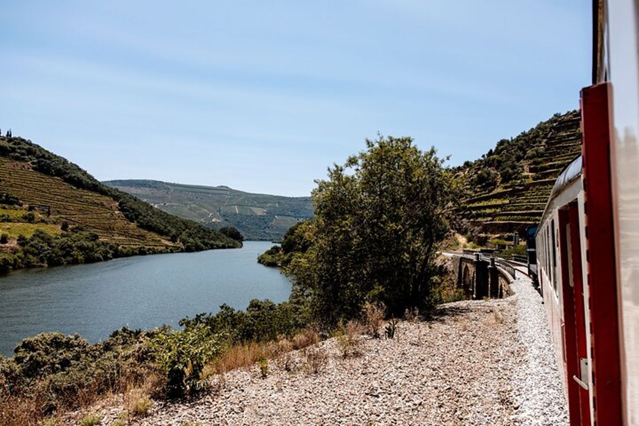 Porto - Valle del Douro : Barca, Treno, Degustazione di Vini e Pranzo Incluso — 9