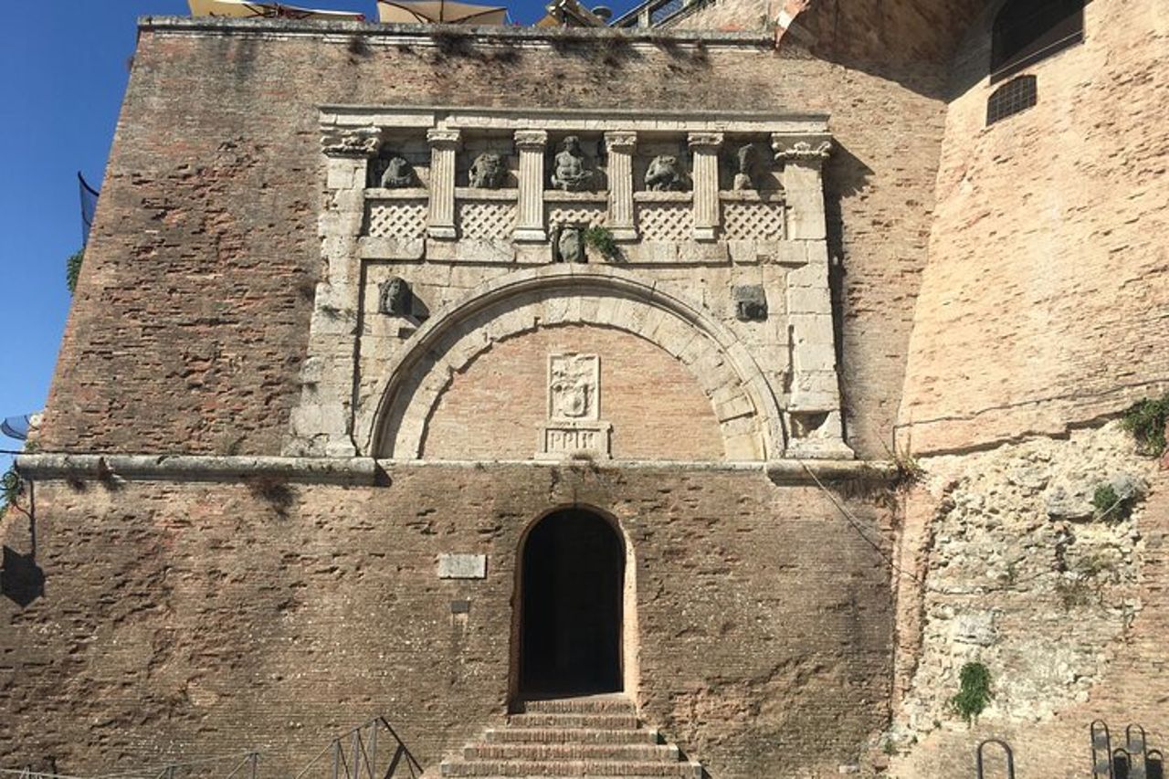 Tour di Perugia a Piedi con Guida Abilitata — 9
