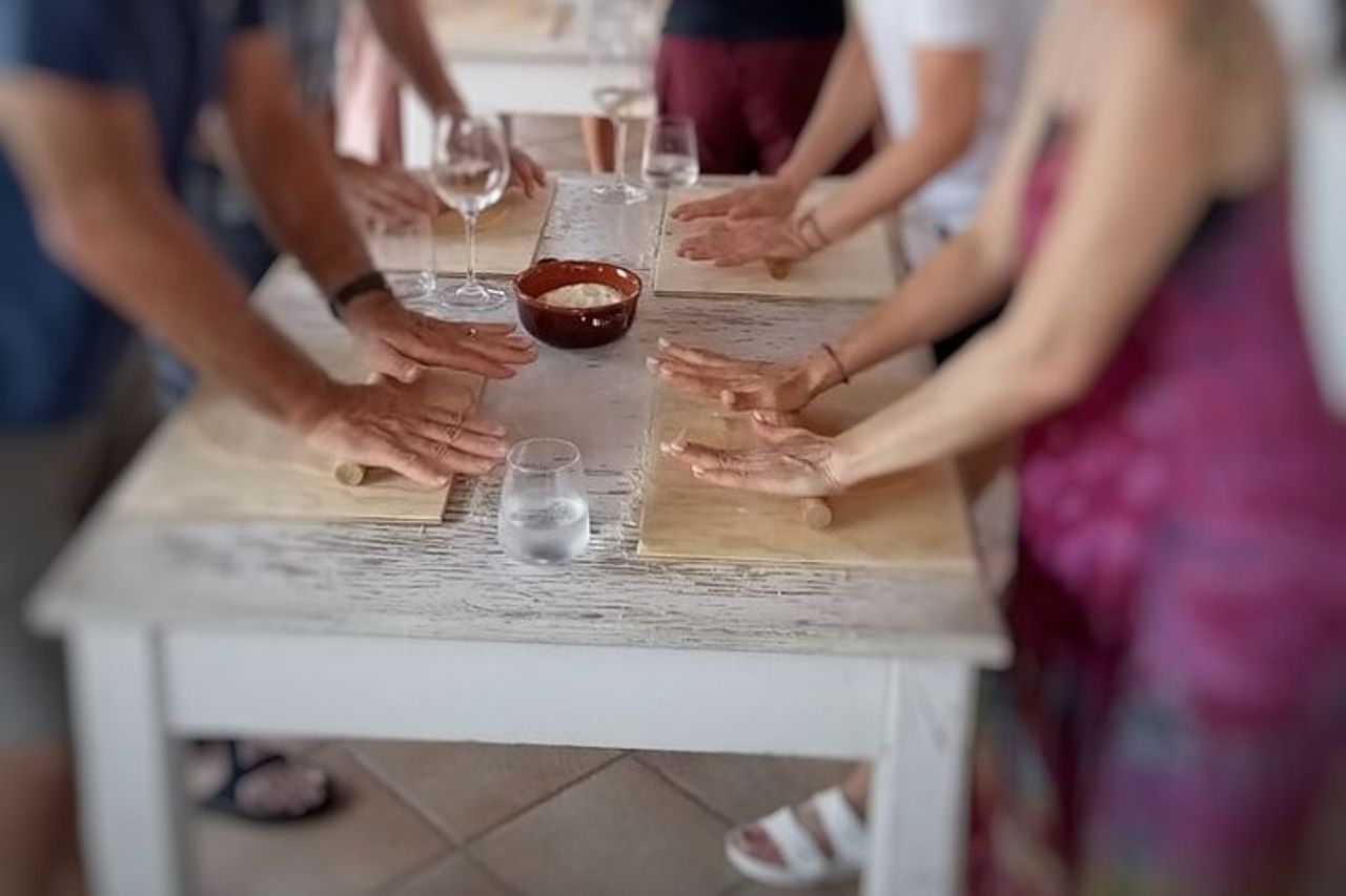 Lezione di Cucina e Pranzo: Scopri le Ricette Eoliane a Salina — 2