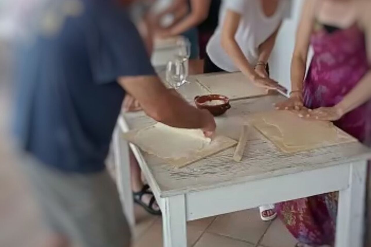 Lezione di Cucina e Pranzo: Scopri le Ricette Eoliane a Salina — 3