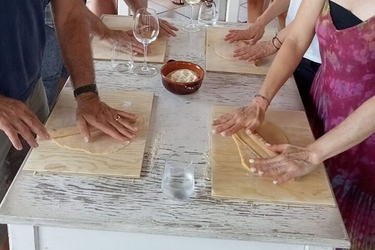Lezione di Cucina e Pranzo: Scopri le Ricette Eoliane a Salina — 4