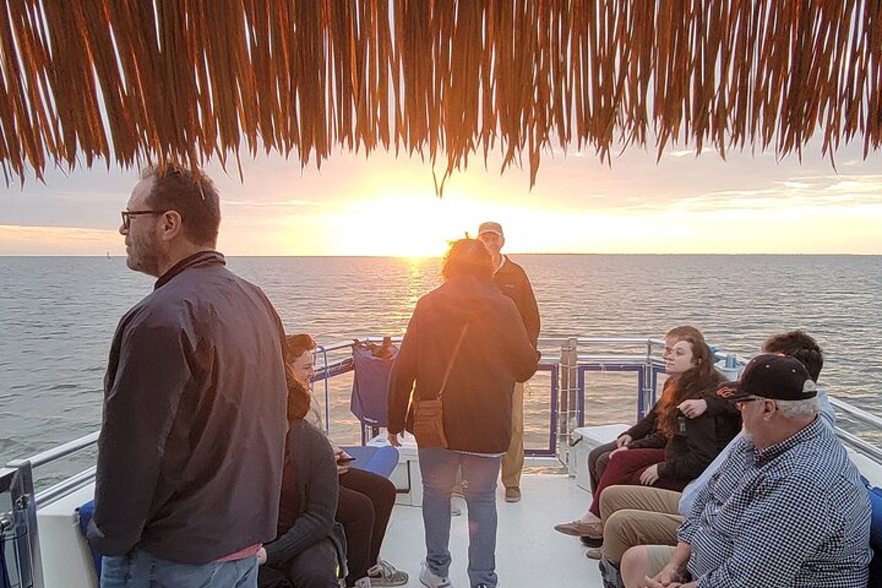 Crociera con delfino al tramonto con vista sul faro di Sanibel — 4