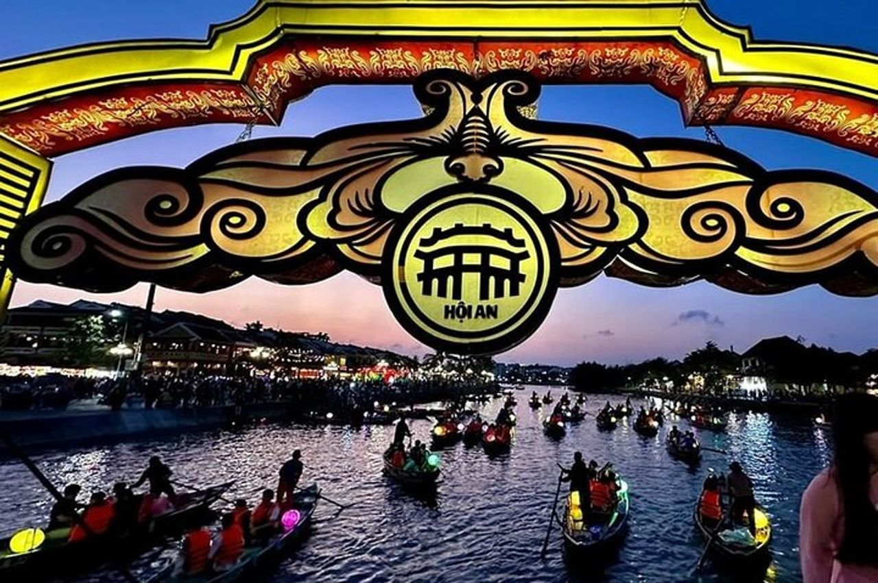 Hoi An Night Market con Hoi un tour a piedi, lanterne colorate, giro in barca — 7