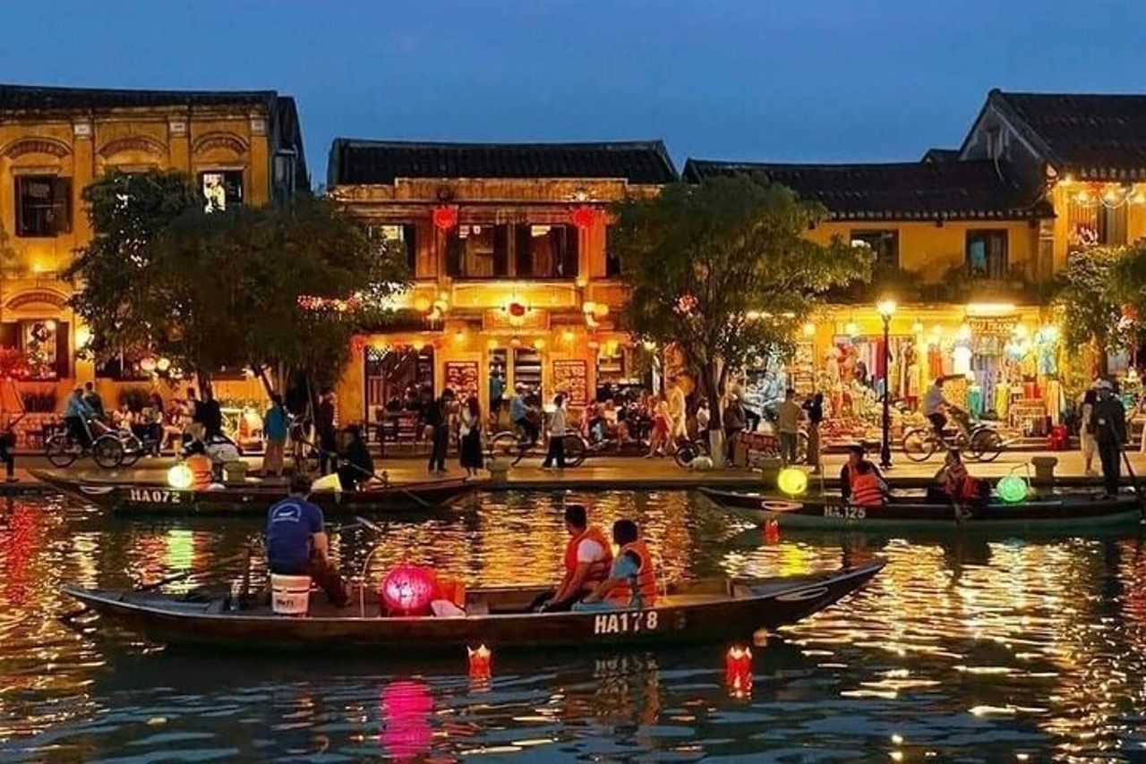 Hoi An Night Market con Hoi un tour a piedi, lanterne colorate, giro in barca — 2