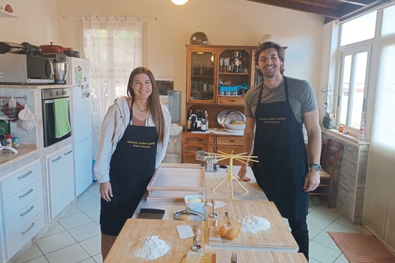 Lezione di cucina siciliana con cannoli e biscotti alle mandorle — 5