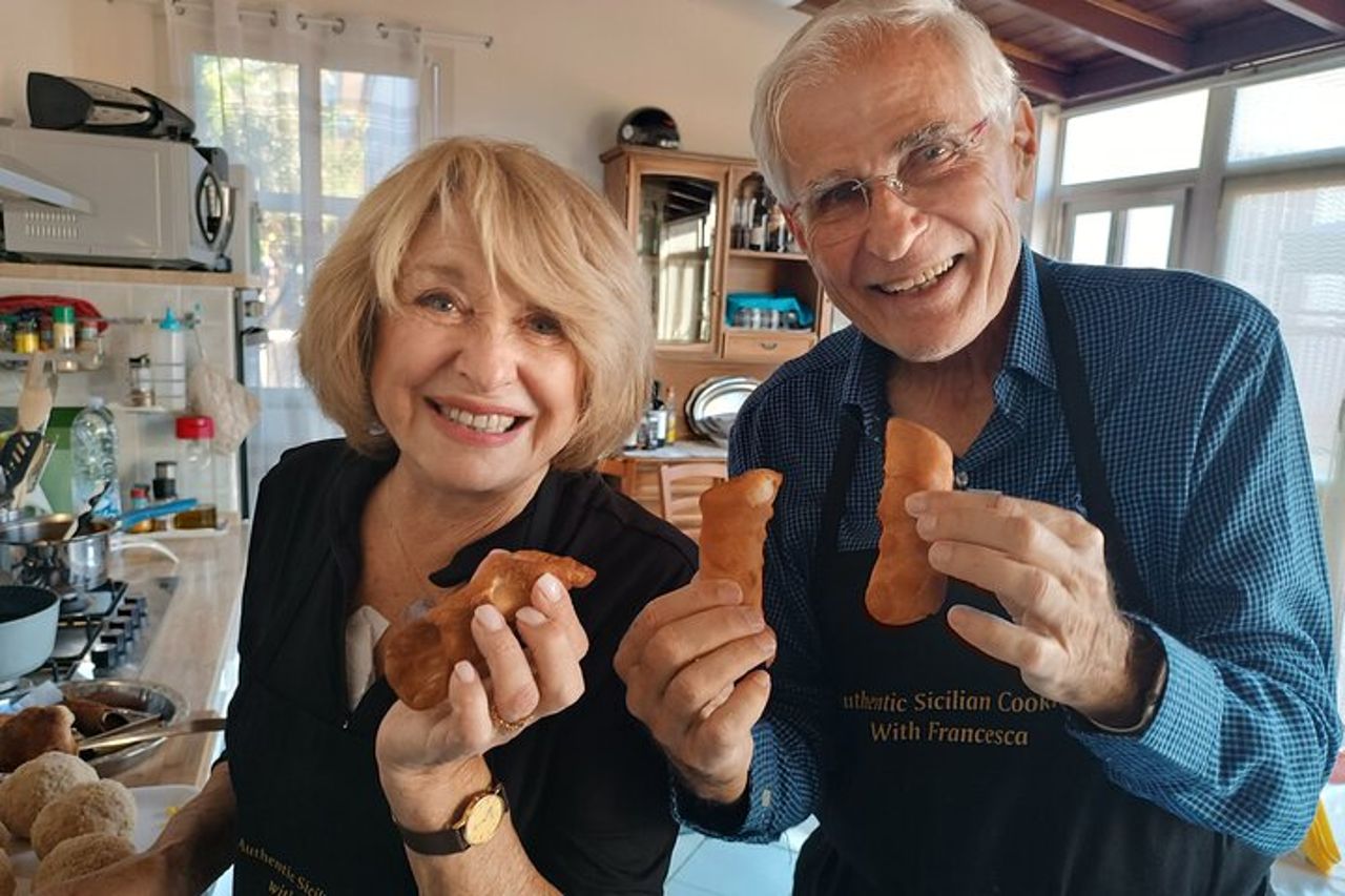 Lezione di cucina siciliana con cannoli e biscotti alle mandorle
