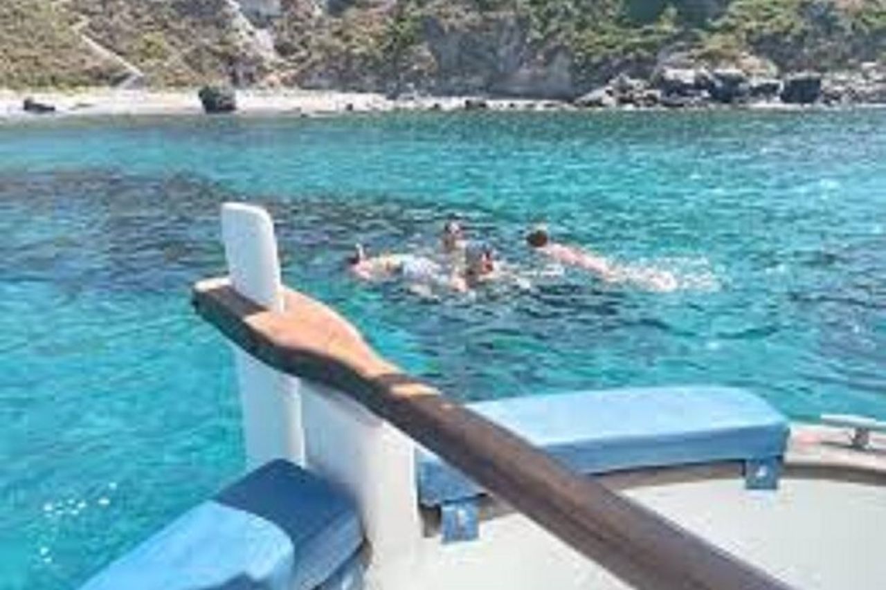 Milazzo Tour in Barca con Snorkeling — 4