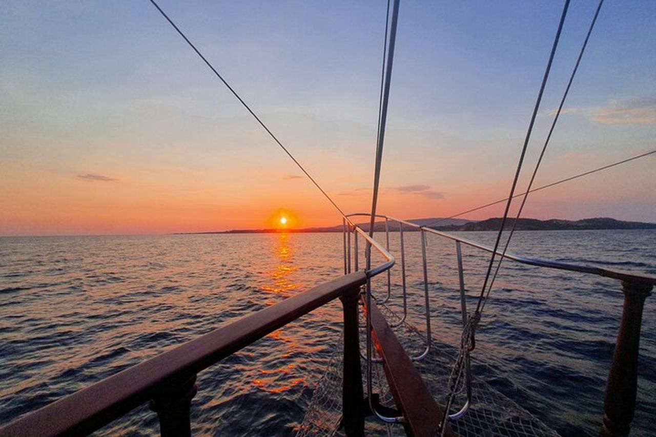 Crociera al tramonto Queen Bee con soste per nuotare e cena — 2