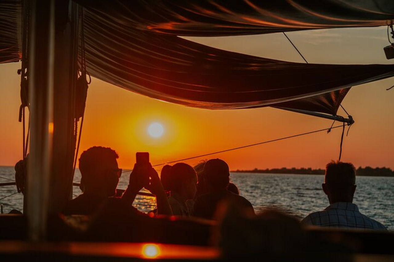 Crociera al tramonto Queen Bee con soste per nuotare e cena — 4