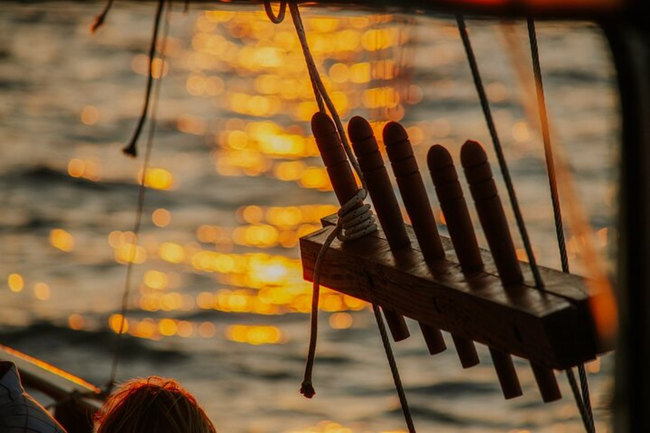 Crociera al tramonto Queen Bee con soste per nuotare e cena — 5