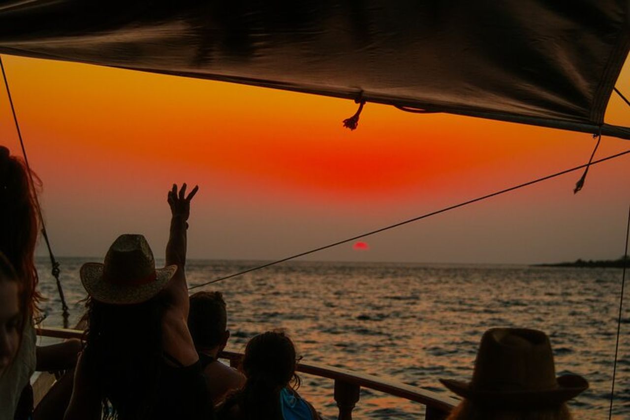 Crociera al tramonto Queen Bee con soste per nuotare e cena — 6