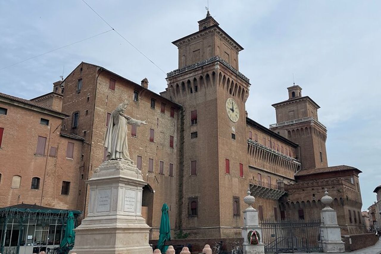 Tour privato a piedi nel centro storico di Ferrara con una guida locale — 4