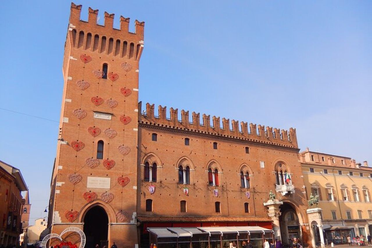 Tour privato a piedi nel centro storico di Ferrara con una guida locale — 2