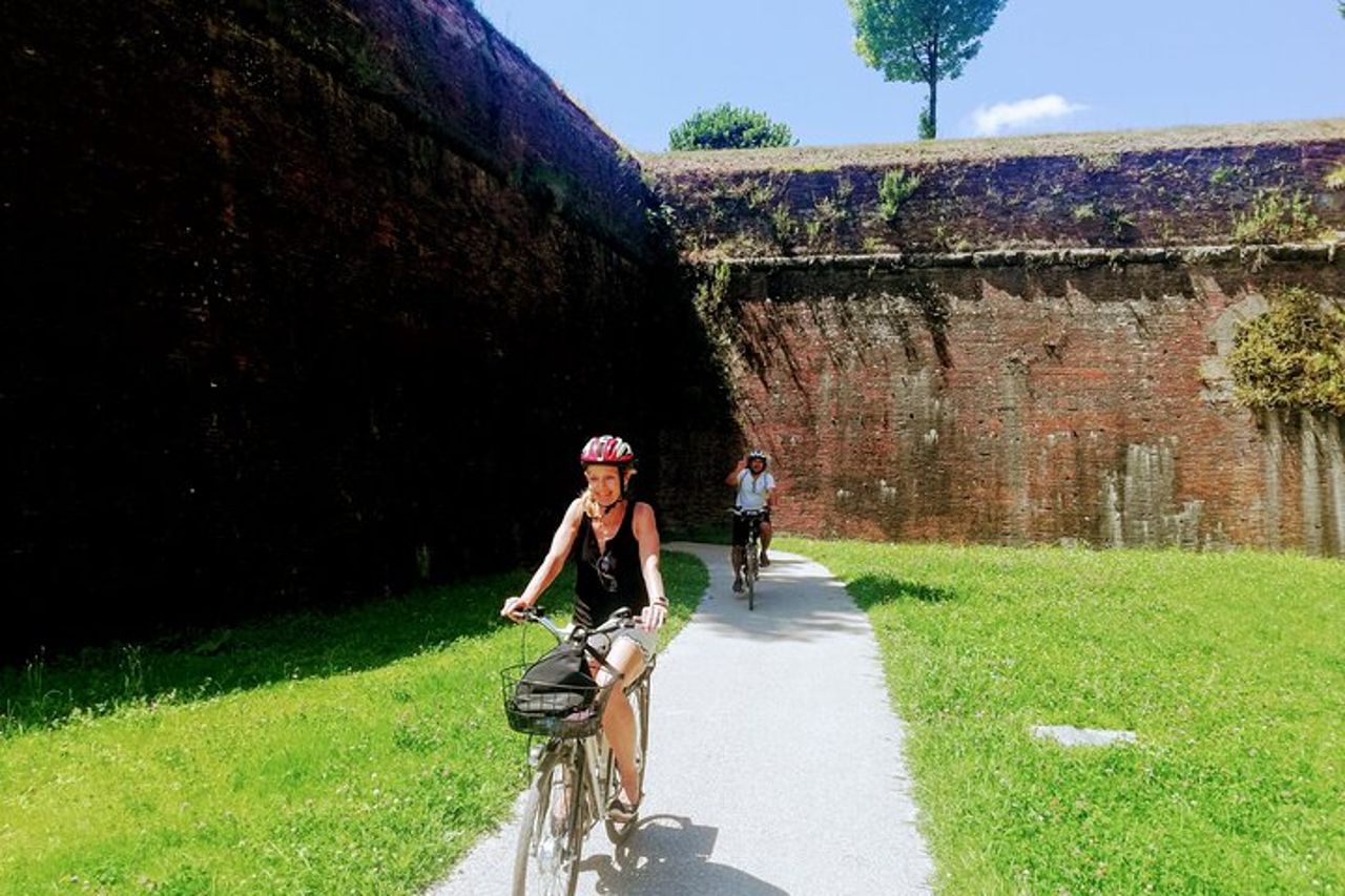 Tour guidato privato di Lucca in E-bike o City bike — 2