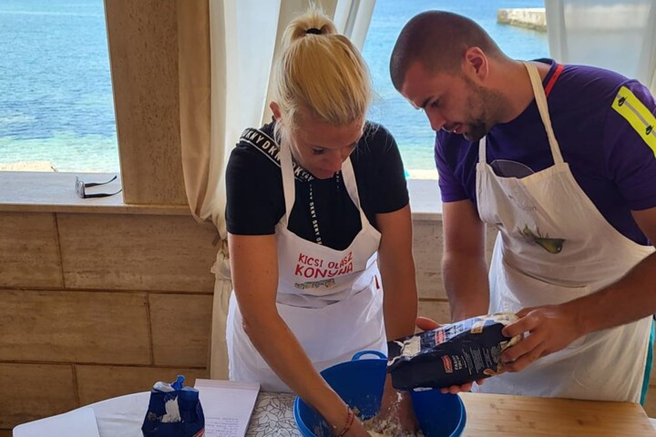 Scopri come preparare i tradizionali cannoli siciliani con vista sul mare — 6