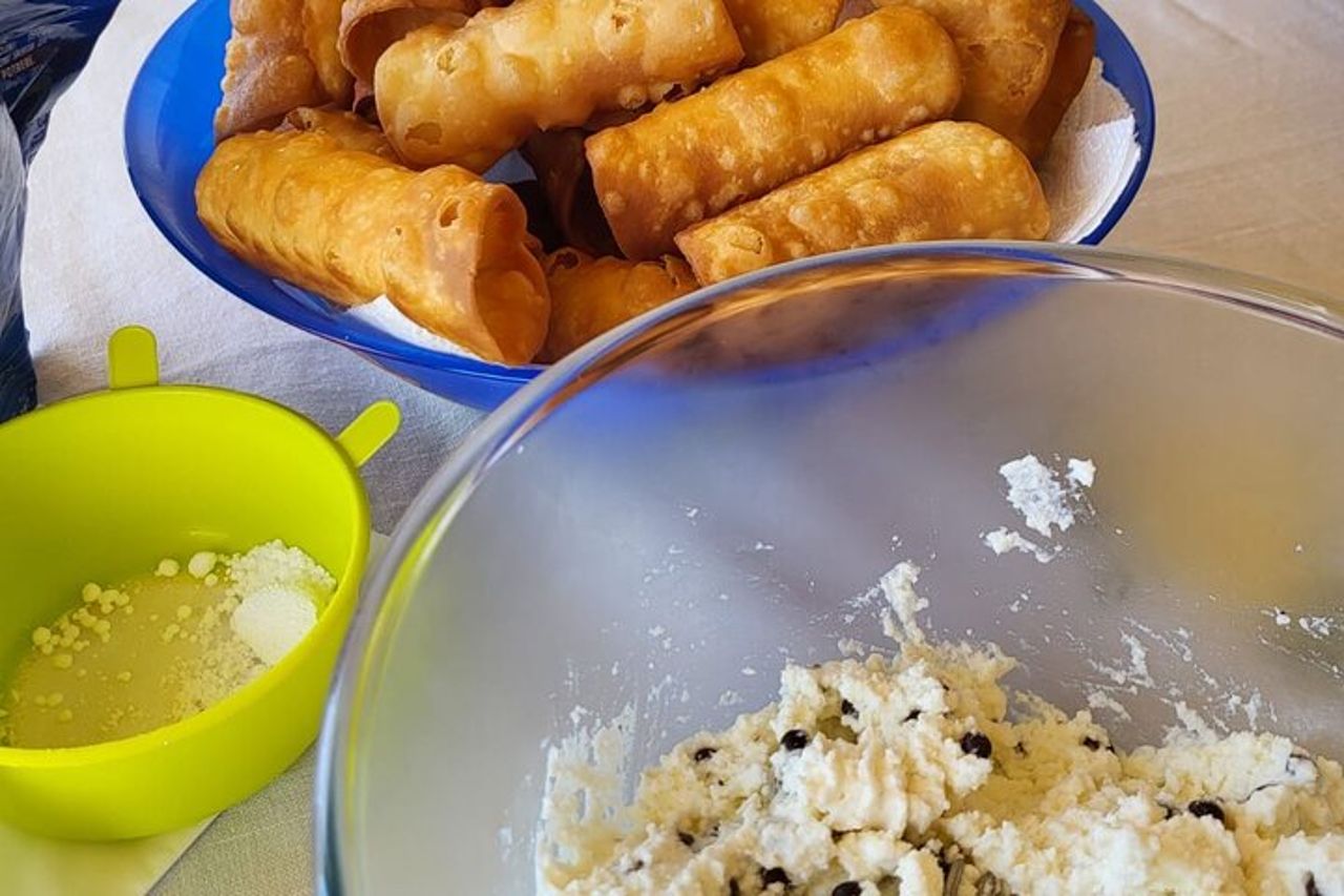 Scopri come preparare i tradizionali cannoli siciliani con vista sul mare — 5