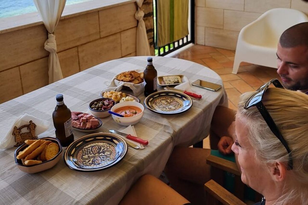 Scopri come preparare i tradizionali cannoli siciliani con vista sul mare — 7