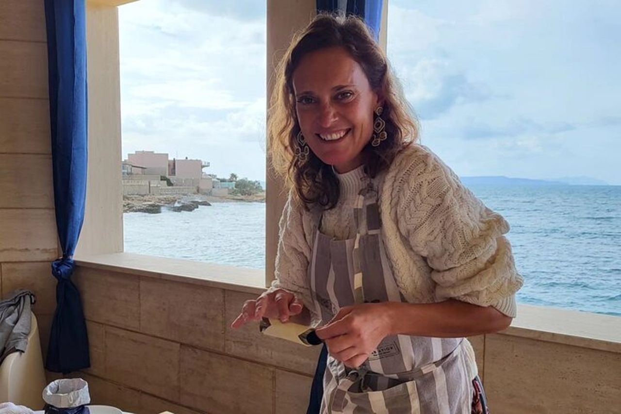 Scopri come preparare i tradizionali cannoli siciliani con vista sul mare — 4