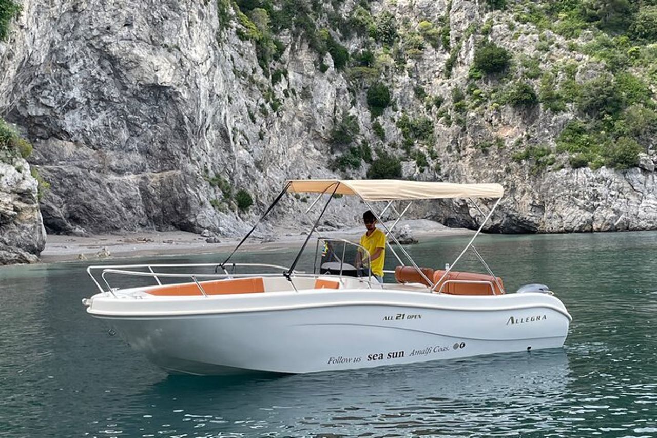 Noleggio Barche e Gommoni a Cetara in Costiera Amalfitana — 2