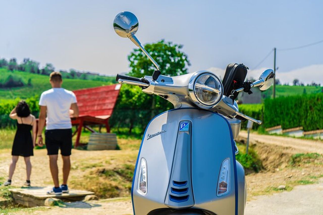 Tour in Vespa nelle Langhe con visita in cantina e pranzo — 3