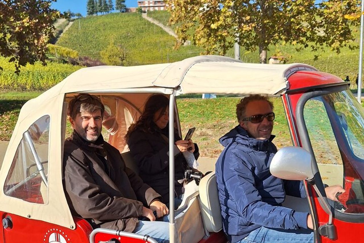 Lungo le strade di Langa in Ape Calessino con sosta in osteria