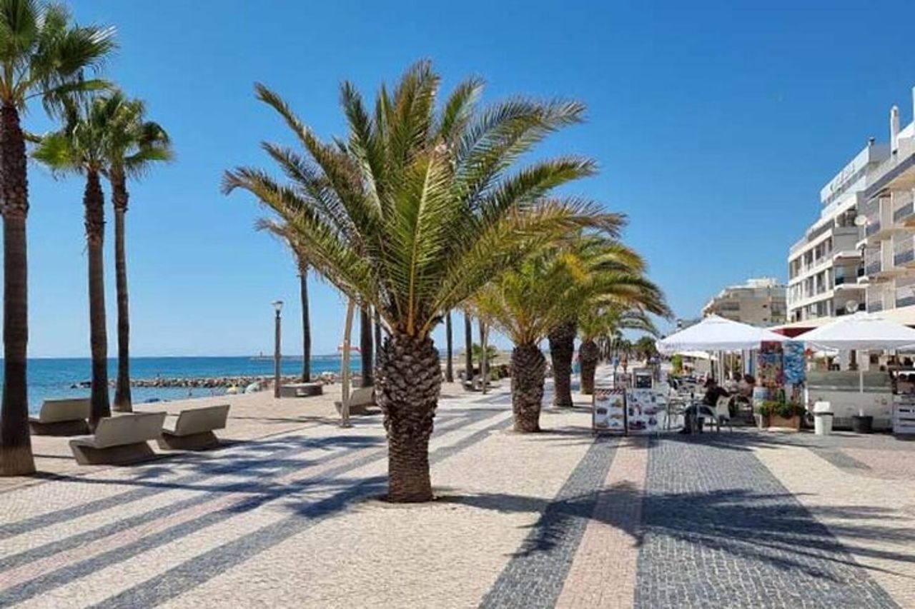 Tour della città di Quarteira e del mercato zingaro con Beach Bliss — 5