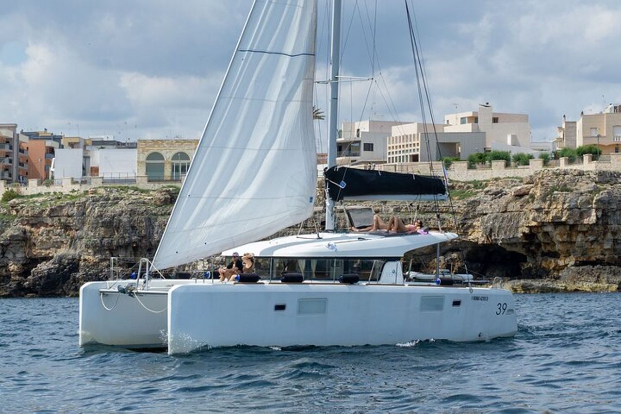 Tour Privato di Mezzo Giorno in Catamarano a Polignano a mare — 4