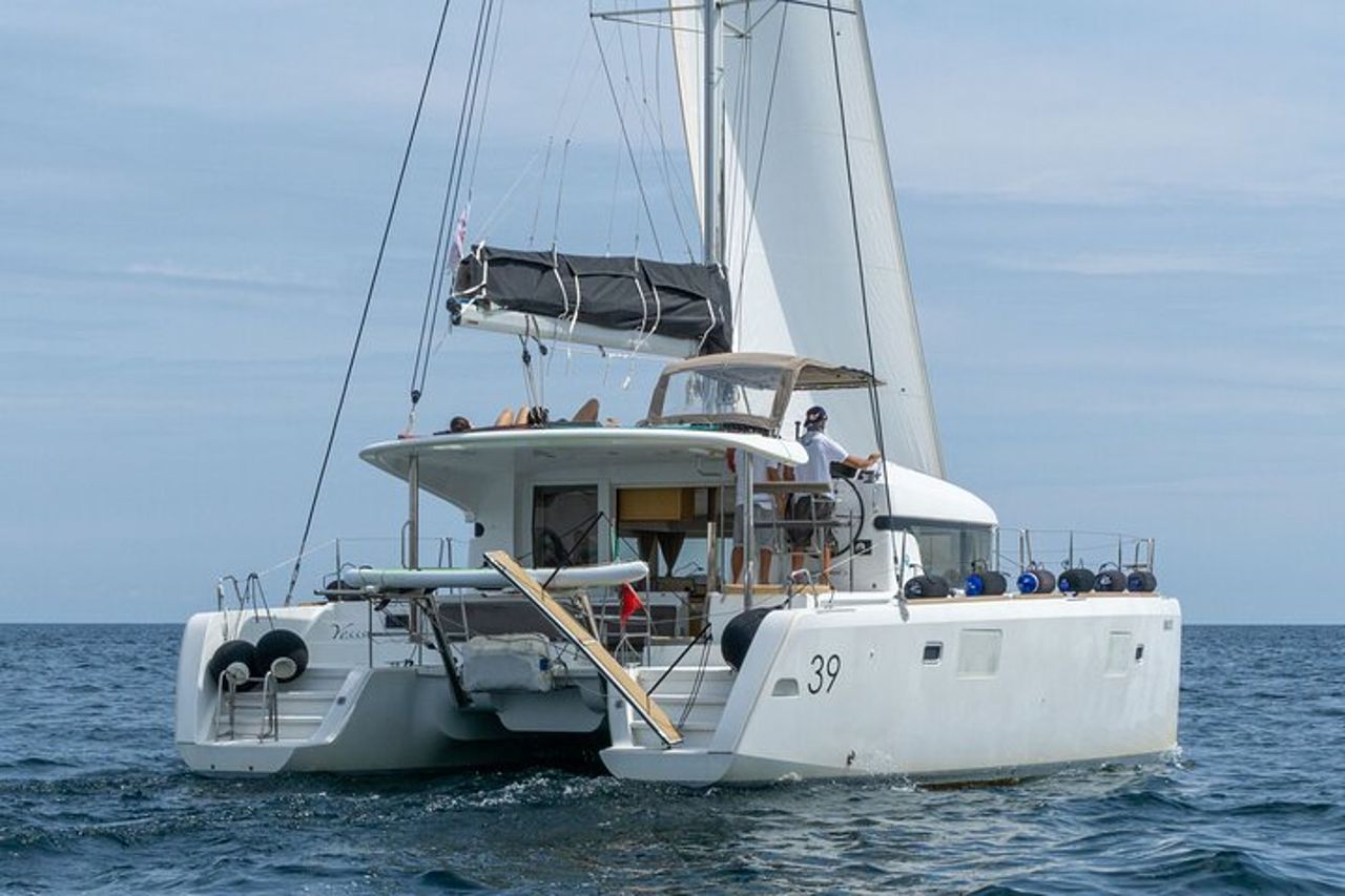 Tour Privato di Mezzo Giorno in Catamarano a Polignano a mare — 5