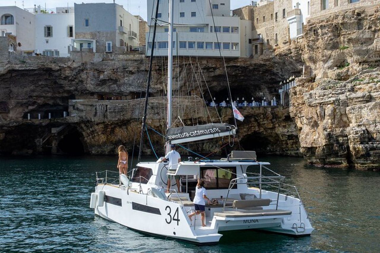 Tour Privato di Mezzo Giorno in Catamarano a Polignano a mare