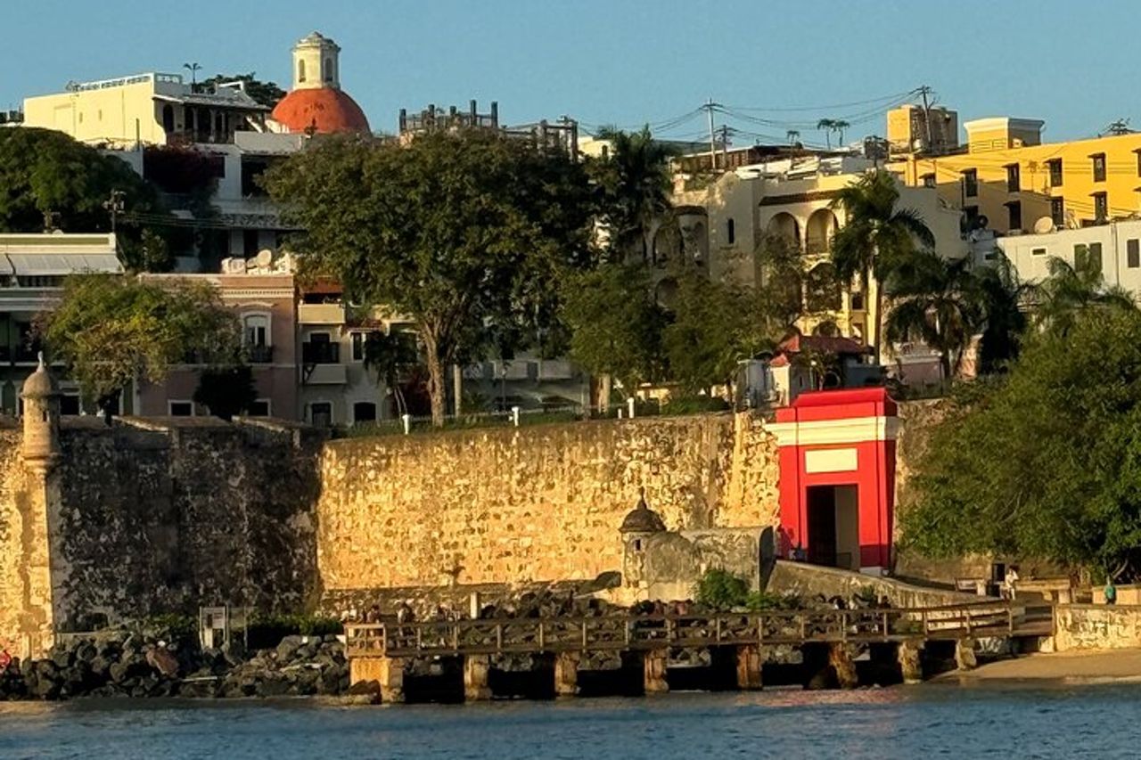 Giro in barca nel porto al tramonto di San Juan — 5