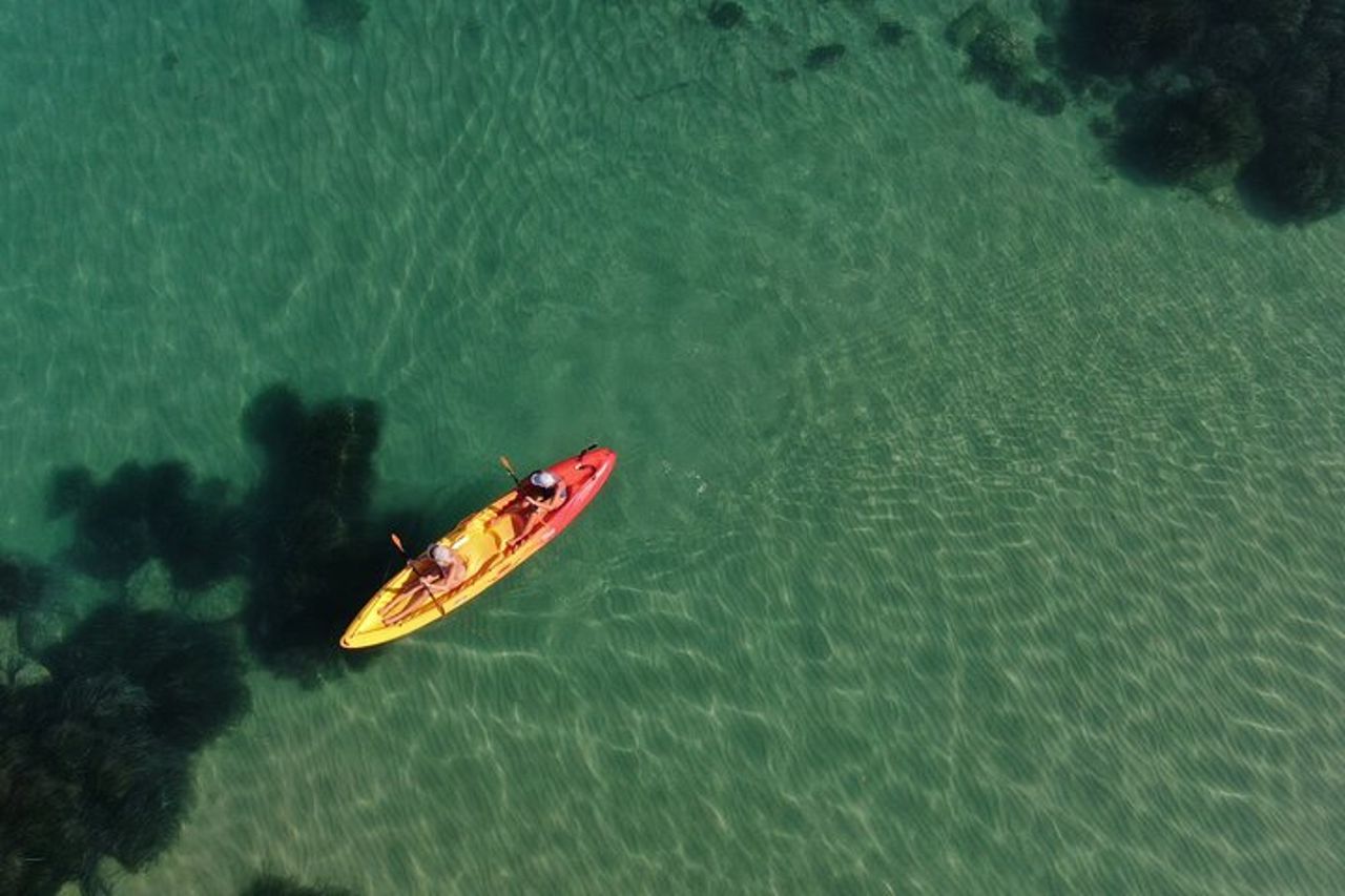 Tour in Kayak: Da Cala Manbrù alla Riserva di Torre Salsa — 2