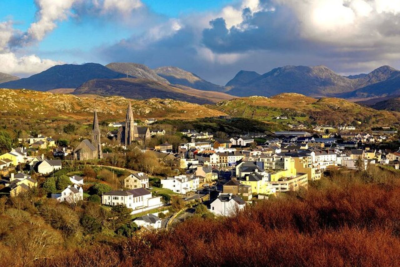 Tour guidato privato a piedi di Galway nel cimitero della chiesa di Clifden — 6