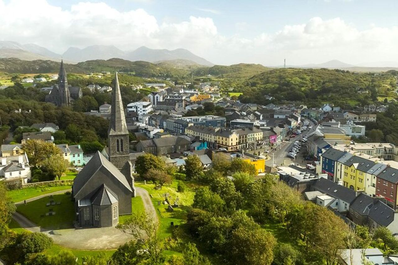Tour guidato privato a piedi di Galway nel cimitero della chiesa di Clifden