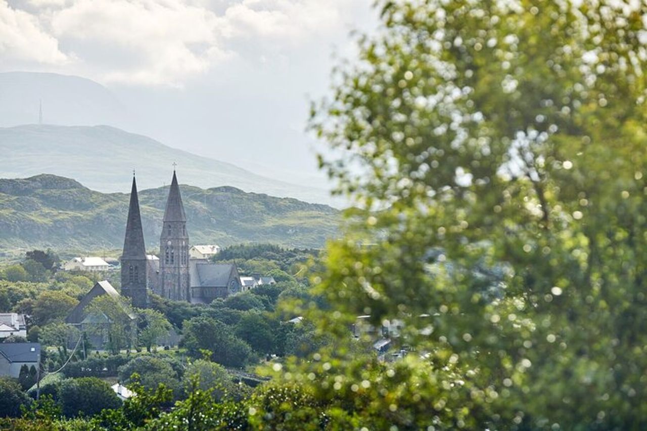 Tour guidato privato a piedi di Galway nel cimitero della chiesa di Clifden — 4