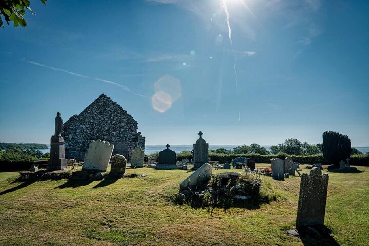 Tour guidato privato a piedi di Galway nel cimitero della chiesa di Clifden — 2