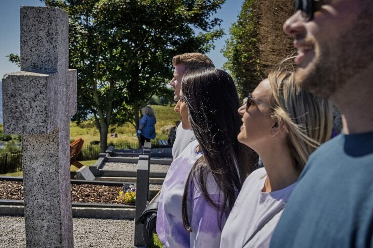 Tour guidato privato a piedi di Galway nel cimitero della chiesa di Clifden — 7