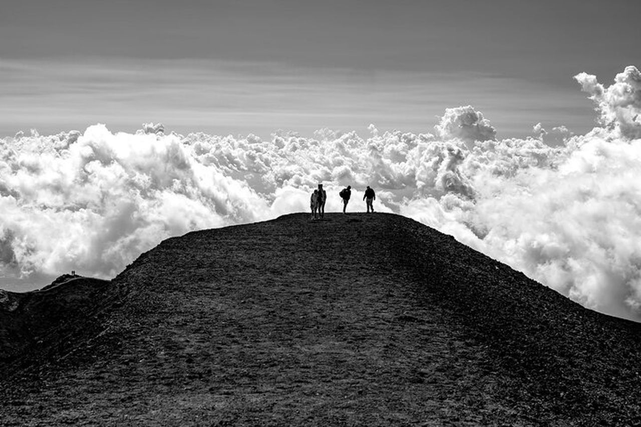 Esperienza all'alba sul Vulcano Etna - Trekking Guidato e Jeep — 3