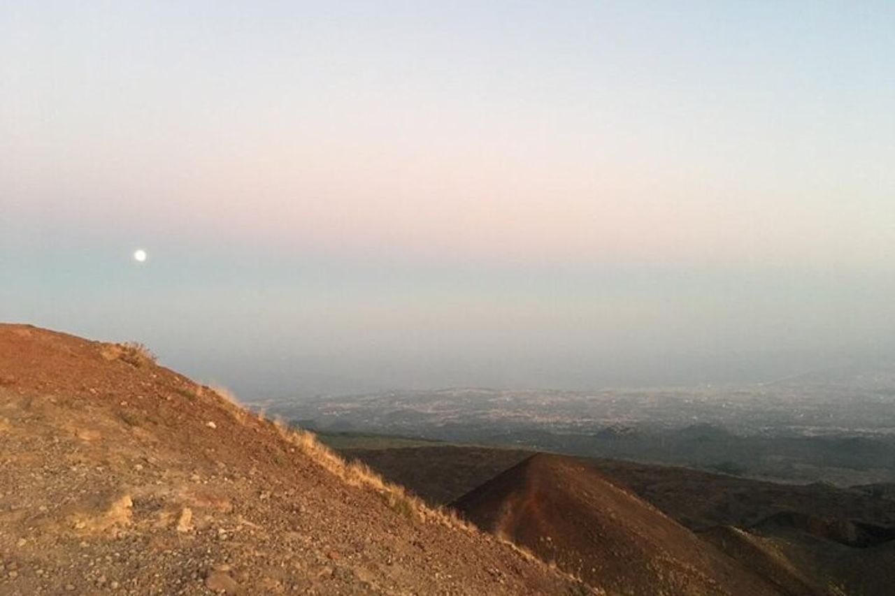 Esperienza all'alba sul Vulcano Etna - Trekking Guidato e Jeep — 4