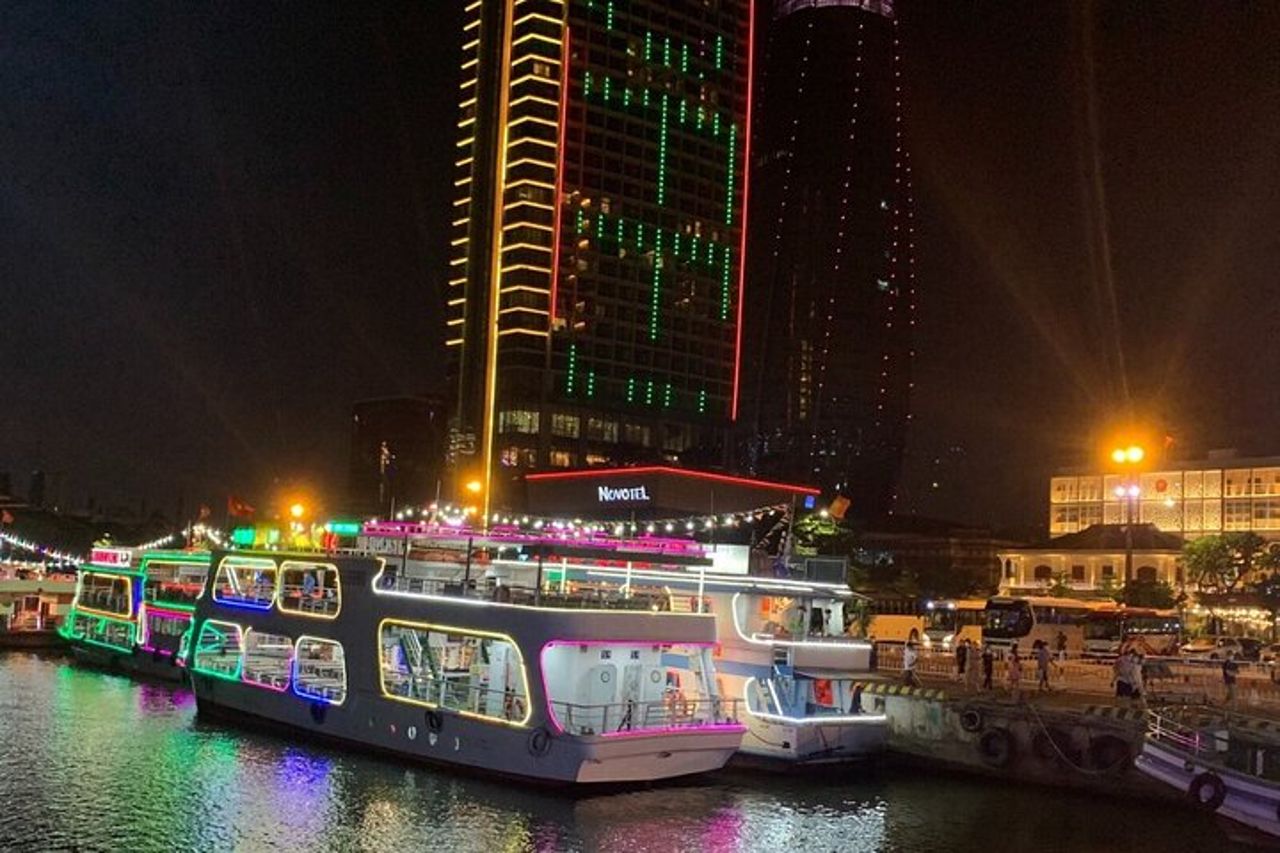 Han River by Night : Esperienza in barca nella città di Da Nang, Vietnam — 2