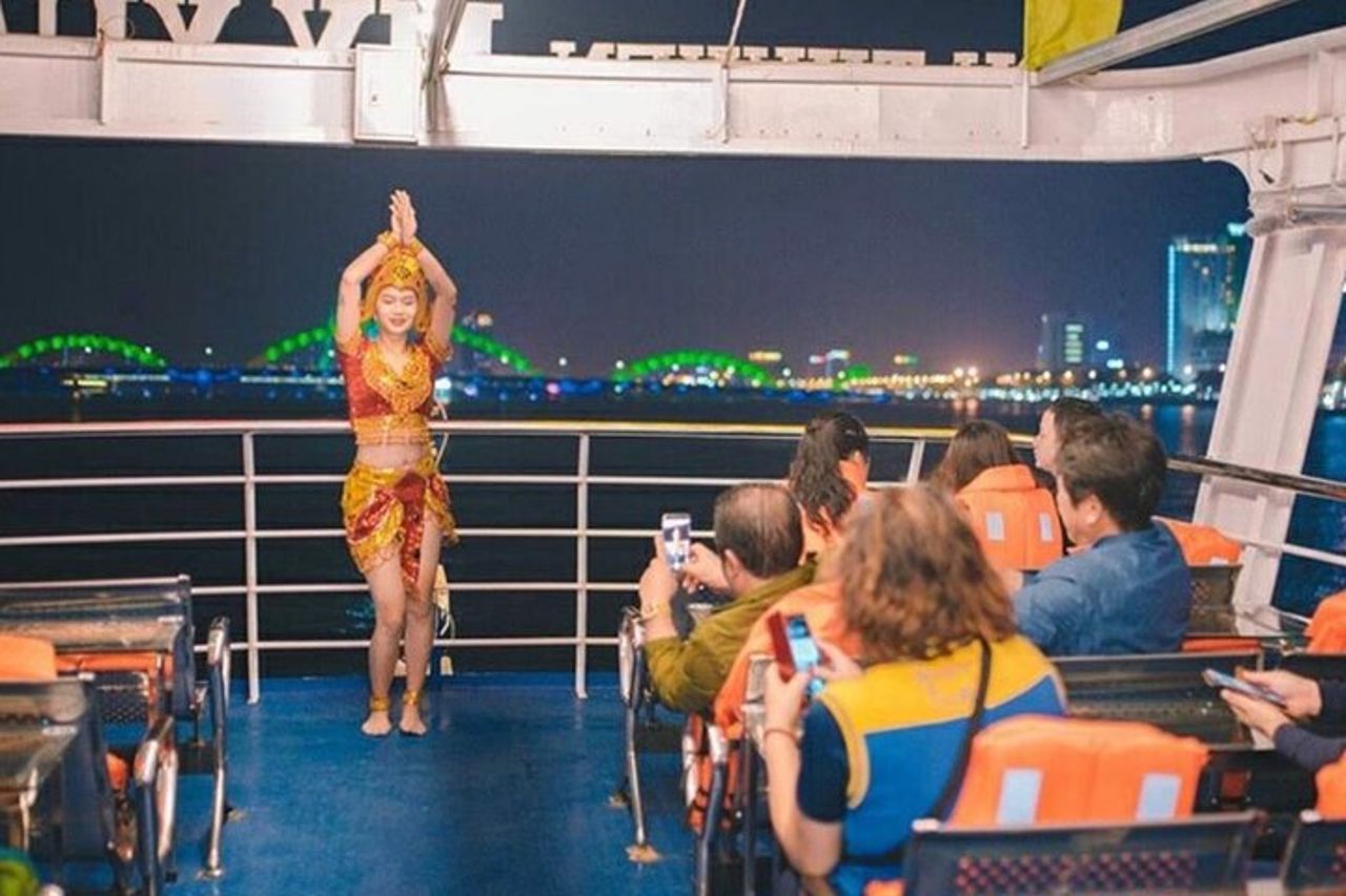 Han River by Night : Esperienza in barca nella città di Da Nang, Vietnam — 4