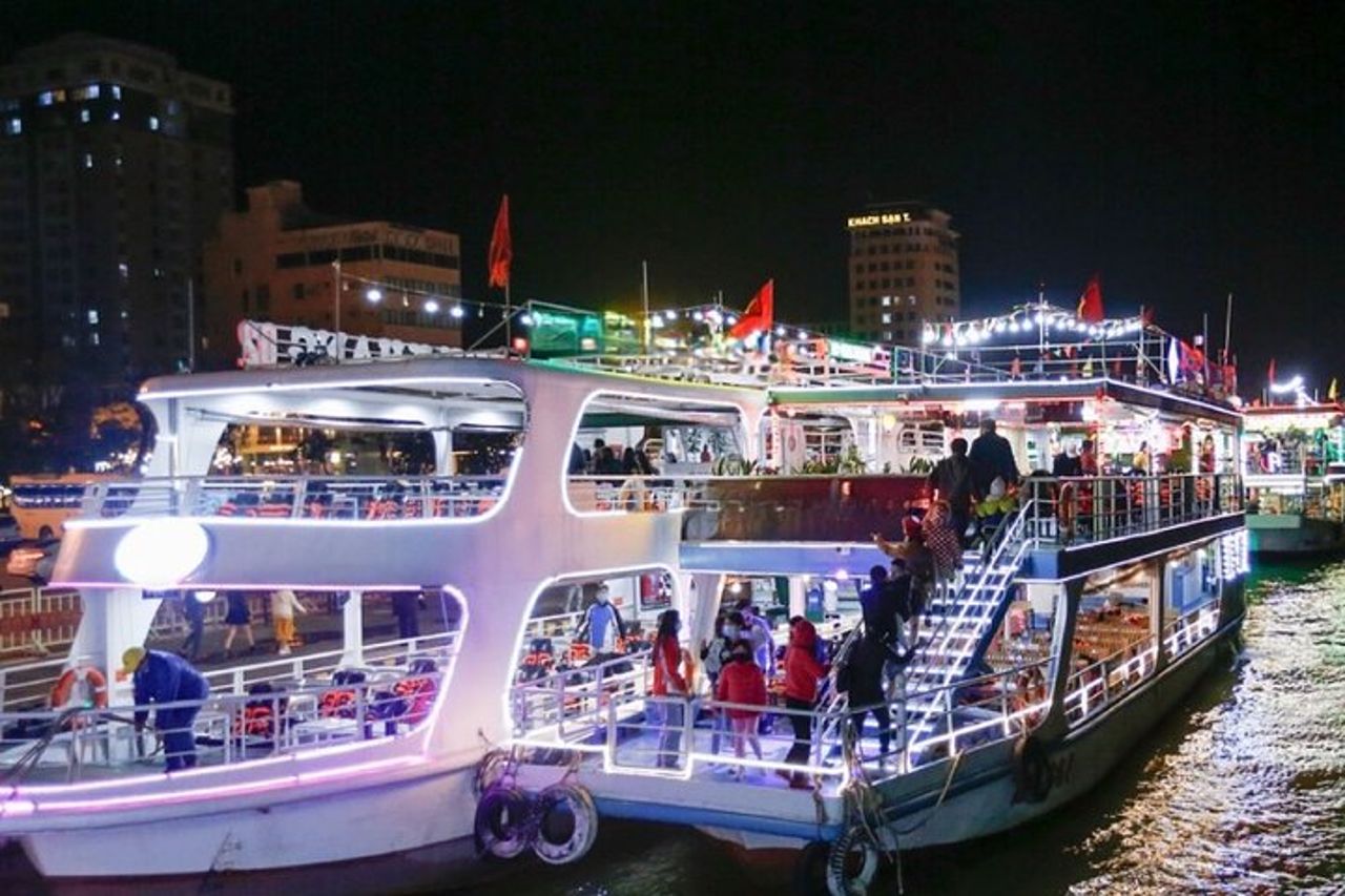 Han River by Night : Esperienza in barca nella città di Da Nang, Vietnam — 3