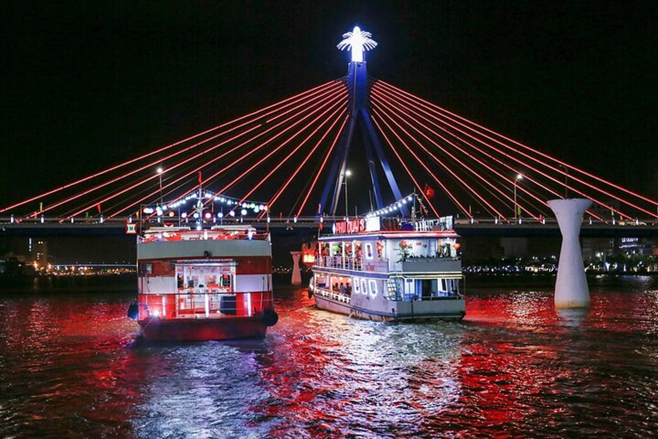 Han River by Night : Esperienza in barca nella città di Da Nang, Vietnam — 5
