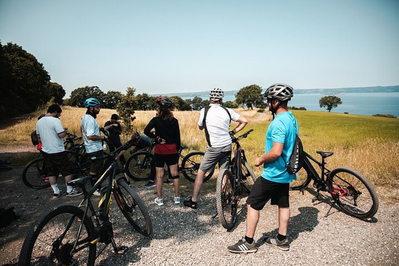 Tour in eBike della Valle del Lago con esperienza di degustazione enogastronomica — 3