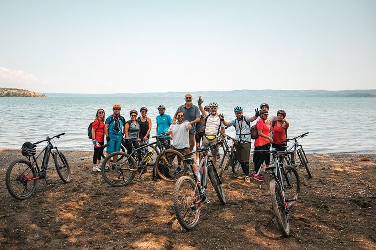 Tour in eBike della Valle del Lago con esperienza di degustazione enogastronomica — 7