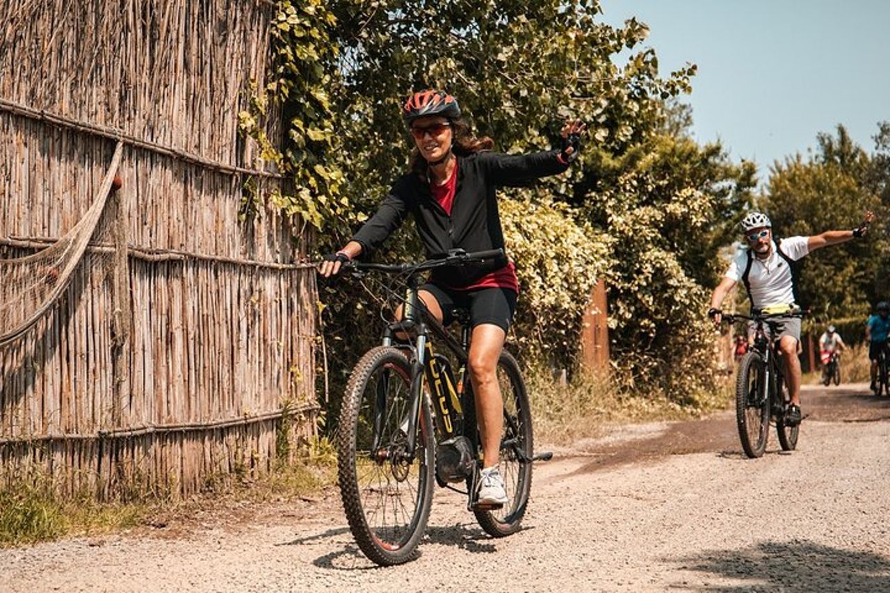 Tour in eBike della Valle del Lago con esperienza di degustazione enogastronomica — 5